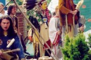 Slavnostní zahájení - Nejprve se obyvatelé motolské nemocnice změnili na indiánský kmen Motolů a za zvuků bubnů a tance spřáteleného kmene Koráloví lidé, slavnostně zahájili INDIÁNSKÉ PRÁZDNINY.