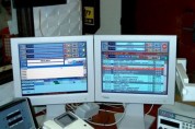 Nové studio - Moderátorův pohled na monitory vysílacího systému.