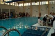 Bazén - Při příležitosti sportovního odpoledne dostali děti z Jedličkova ústavu velký dárek - nový bazén.